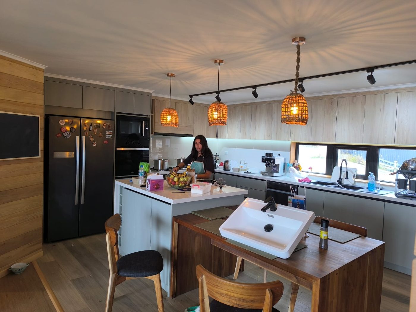 Cocina y comedor amplios y luminosos, con isla central, en una casa construida por Rahue en Chiloé